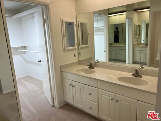 Building Photo - 1656 Palisades Dr