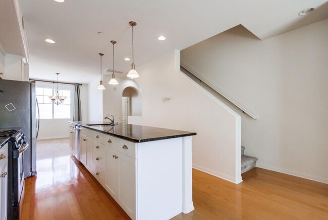 Building Photo - Available Now! Tri-Level 3 Bedroom 3.5 Bath Townhome!!