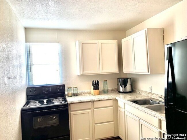 Building Photo - 1511 W Ashby Pl