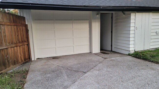 Building Photo - Freshly renovated, bright, and spacious, o...