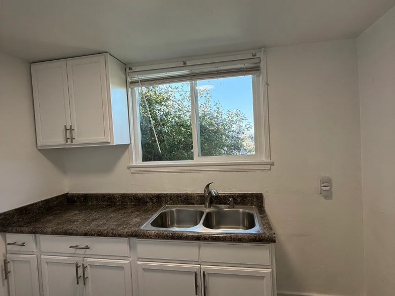 Building Photo - 439 S Evergreen Ave