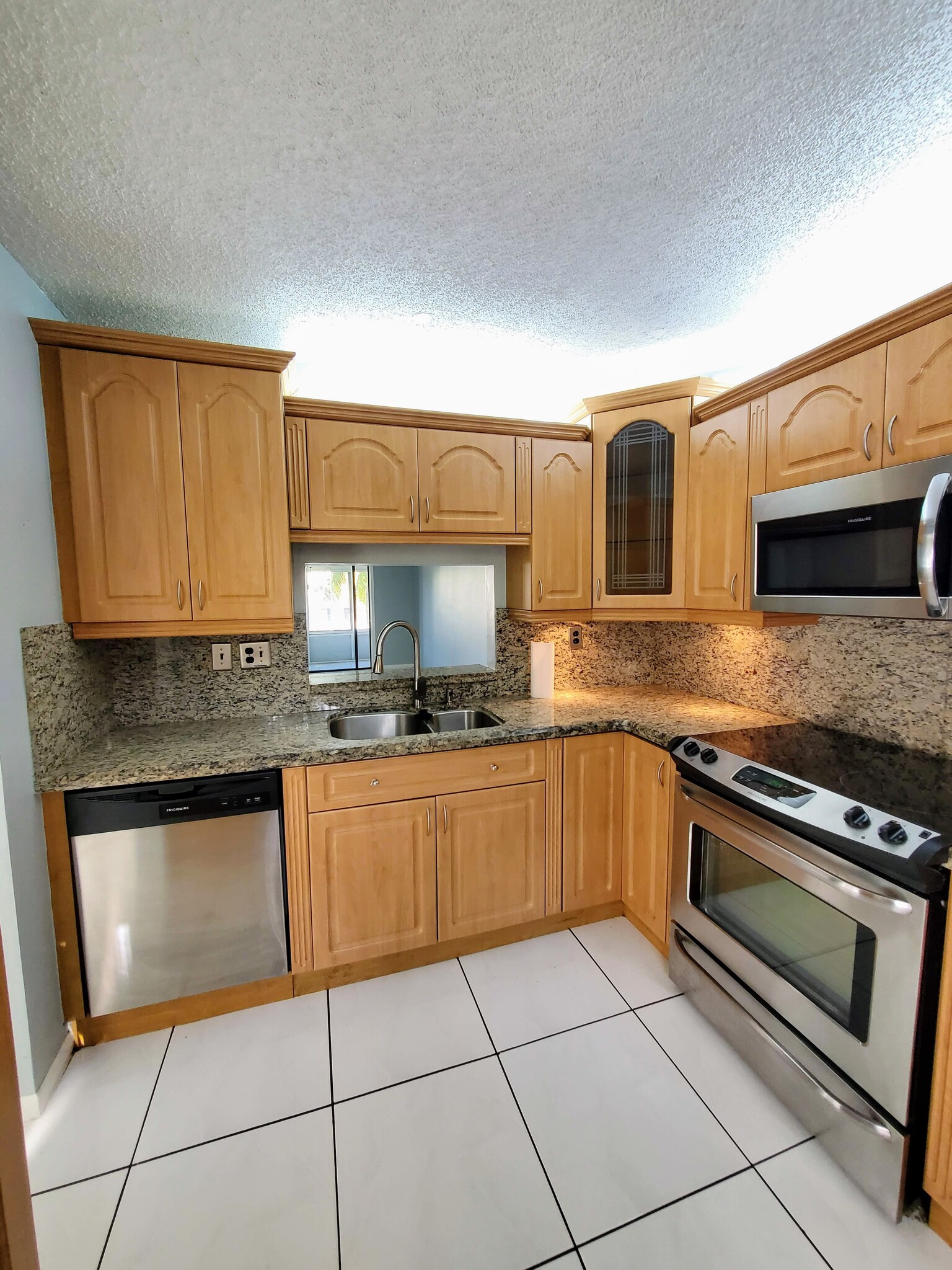 Kitchen - 1820 N Lauderdale Ave