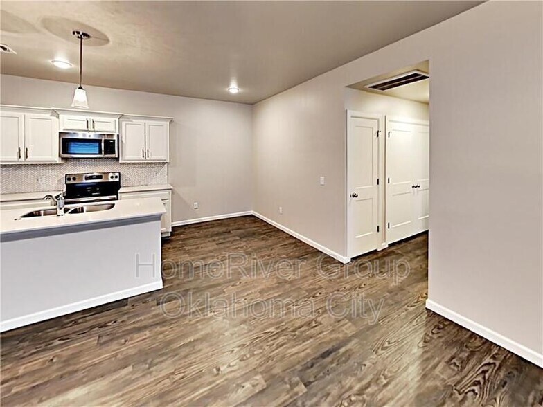 Building Photo - 422 Vail Cir