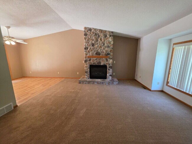 Building Photo - 4 Bedroom 2 Bathroom Home on 5 Acres with Shop, New Deck & Attached Garage