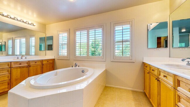 Building Photo - Beautiful 4 bedroom 3 full bath home with 2,902 Sq. FT. of living space.