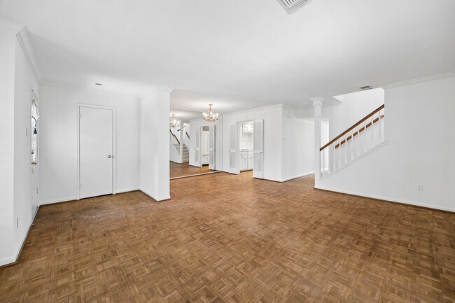Building Photo - 399 N Post Oak Ln