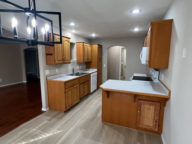 Building Photo - AVAILABLE NOW! Nixa 3 Bedroom, 2 Bathroom