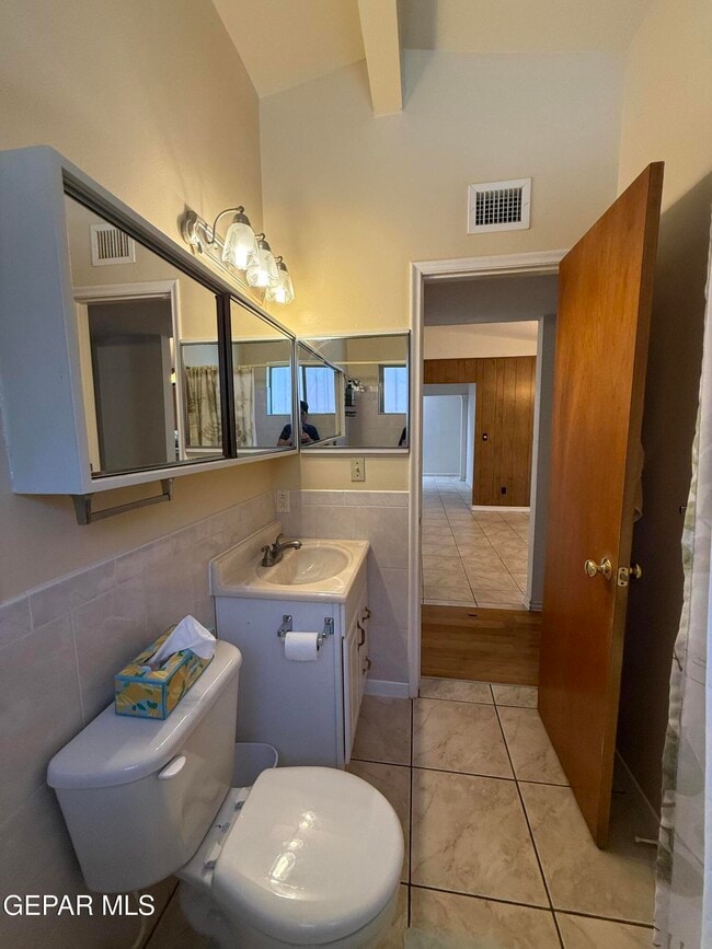 Building Photo - 10449 Chinaberry Dr