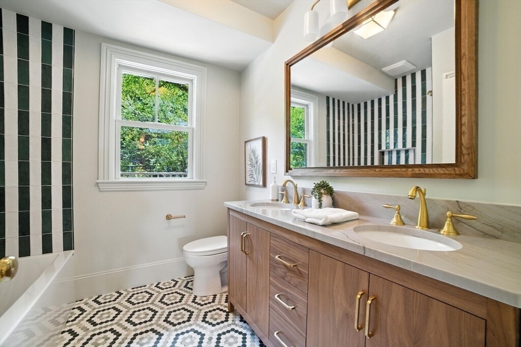 Building Photo - 152 Winchester St