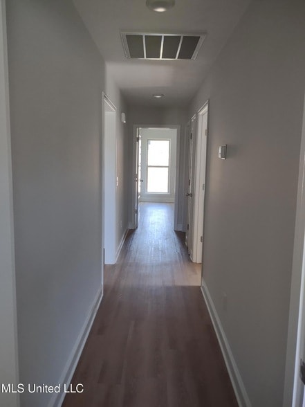Building Photo - 576 Silver Hill Dr