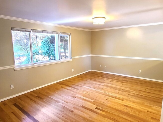 Building Photo - Charming 3Bd/2Ba Kirkland Home with Huge Yard!