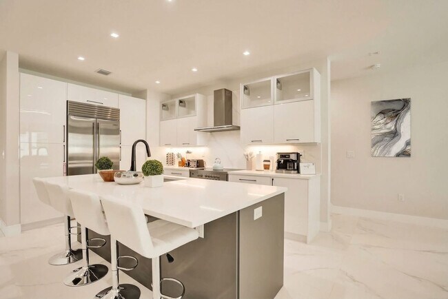 Building Photo - 1111 E Las Olas Blvd