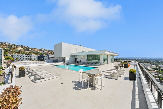 Building Photo - 1100 Alta Loma Rd