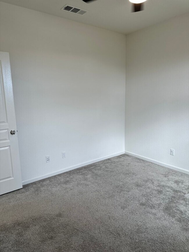 Building Photo - $500.00 off first full months rent