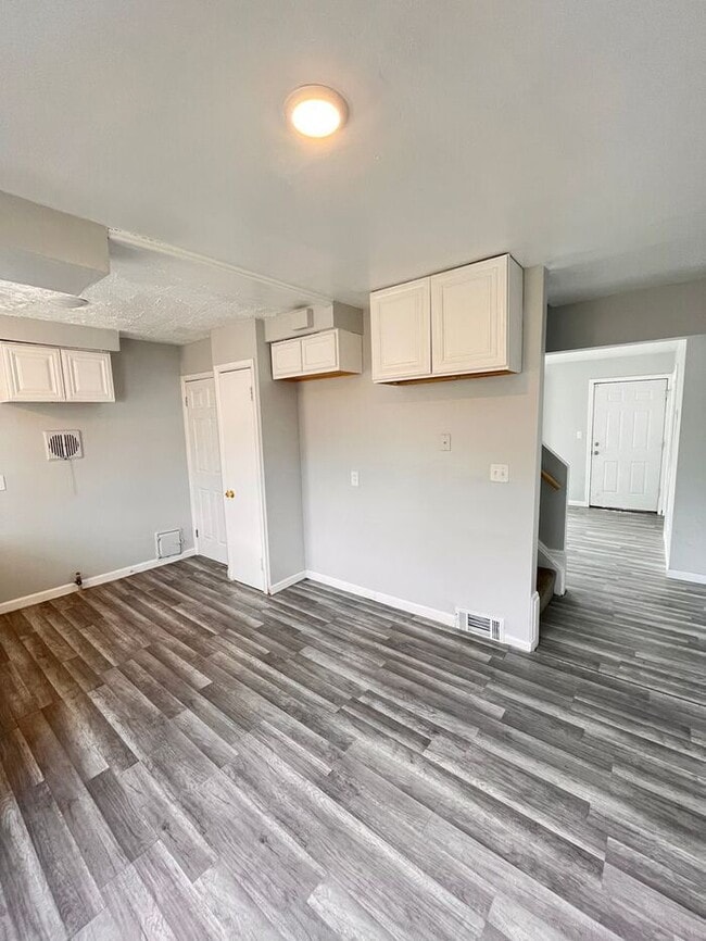 Building Photo - Charming 2-Bedroom Duplex Home / Pet-Frien...