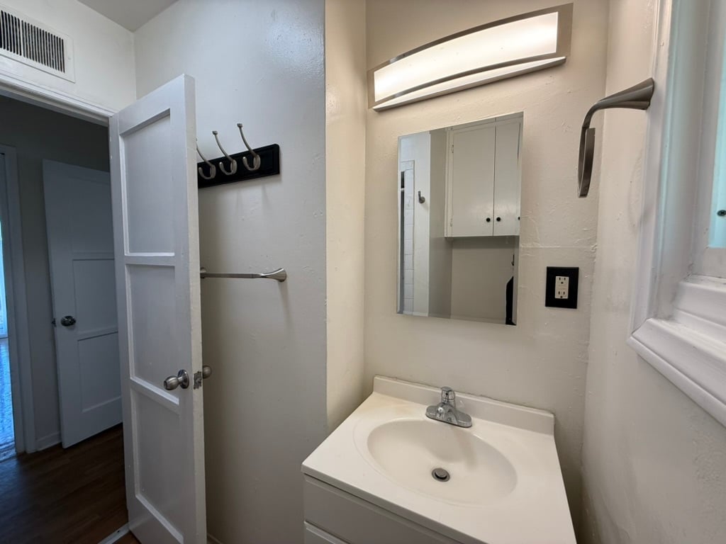 Building Photo - 1327 N Orange Dr