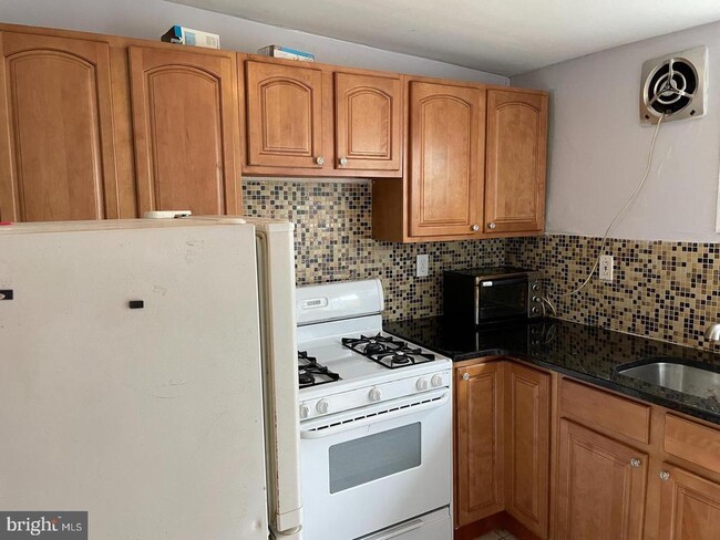 Building Photo - 2509 E Monmouth St