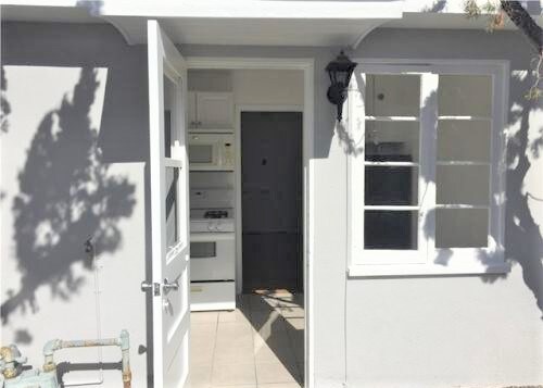 Building Photo - 325 Los Olivos