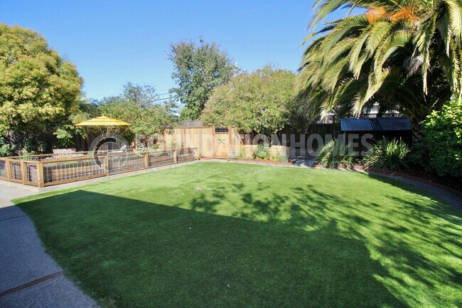 Building Photo - Charming 3 bed, 2 bath home nestled on a l...