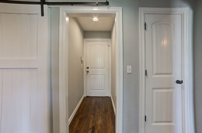 Building Photo - 4 Bed / 3 Bath in Jenks!