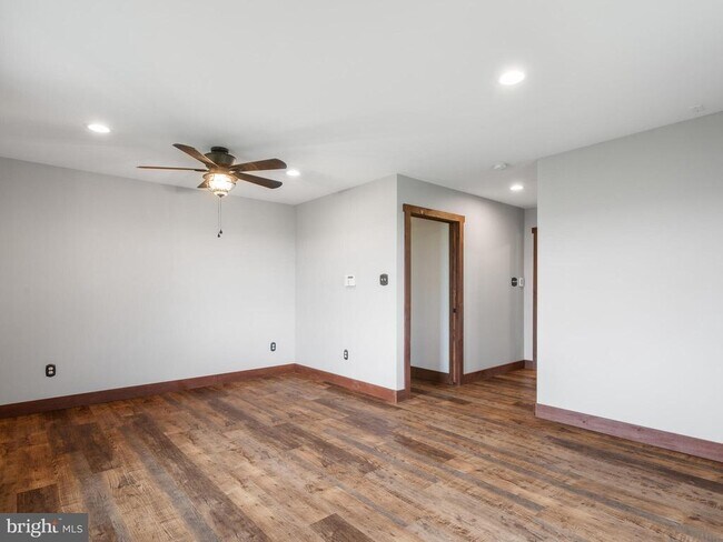 Building Photo - 42 Pine Grove Ln