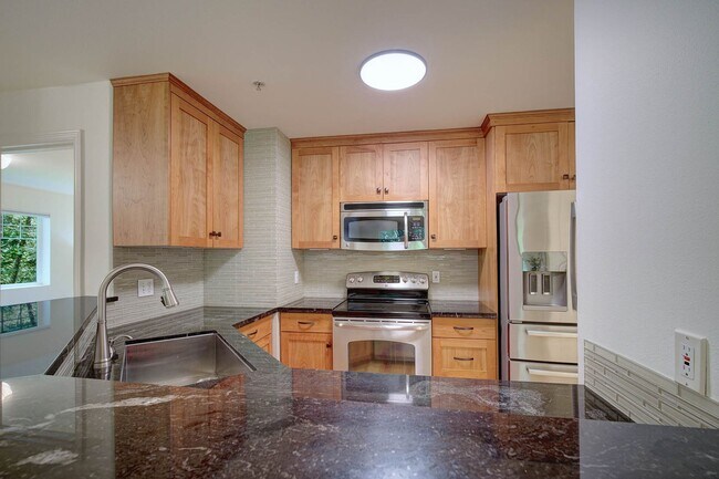 Building Photo - 3Bd/2Ba Issaquah Condo