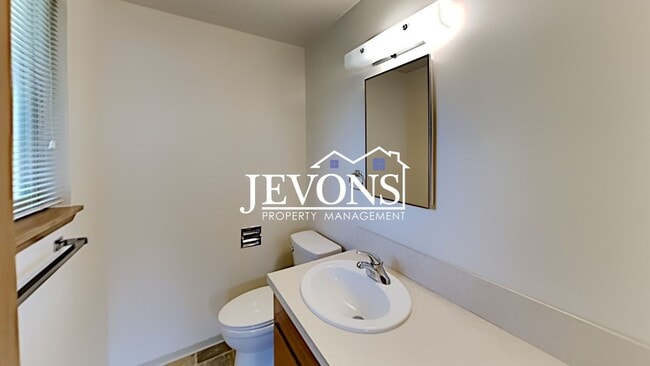 Building Photo - Spacious single-family home with a large f...