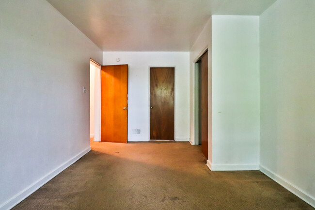 Building Photo - 831 N Raynor Ave