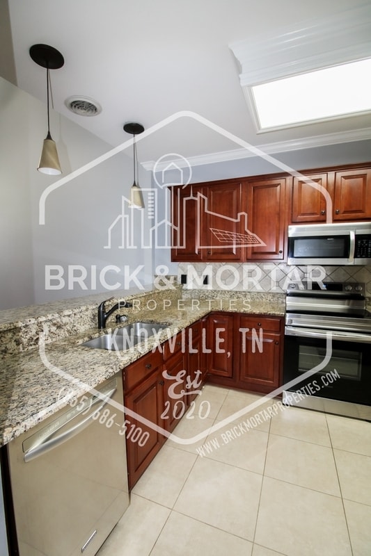 Building Photo - 613 Chapel Point Ln