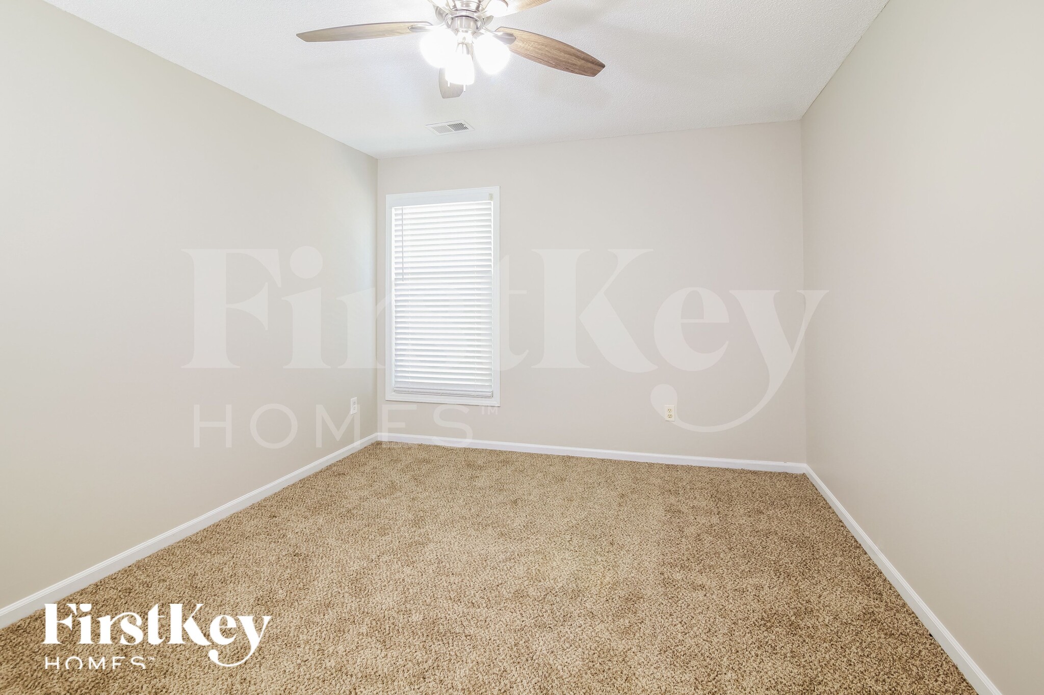 Building Photo - 15211 Maple St