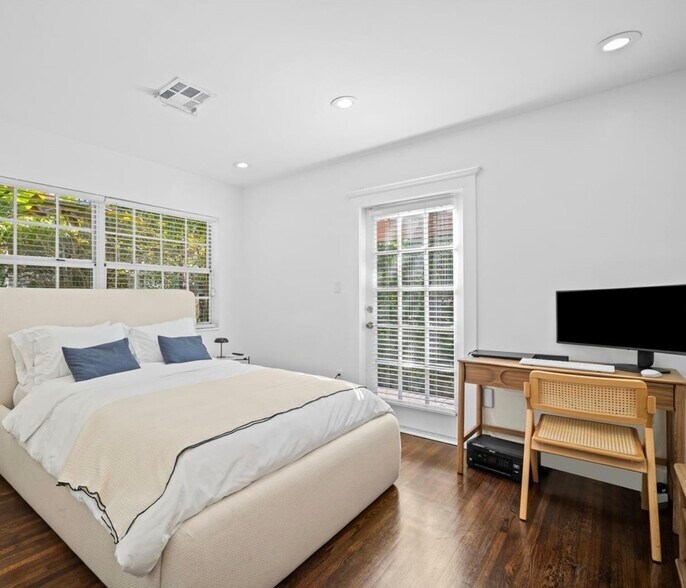 Building Photo - 300 Manor Pl