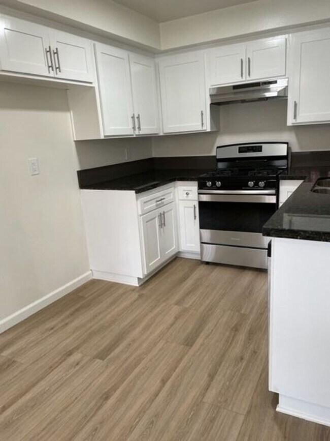 Building Photo - Beautiful 2 Bedroom Apartment in Whittier with Move in Special
