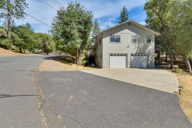 Building Photo - 12909 Mueller Dr