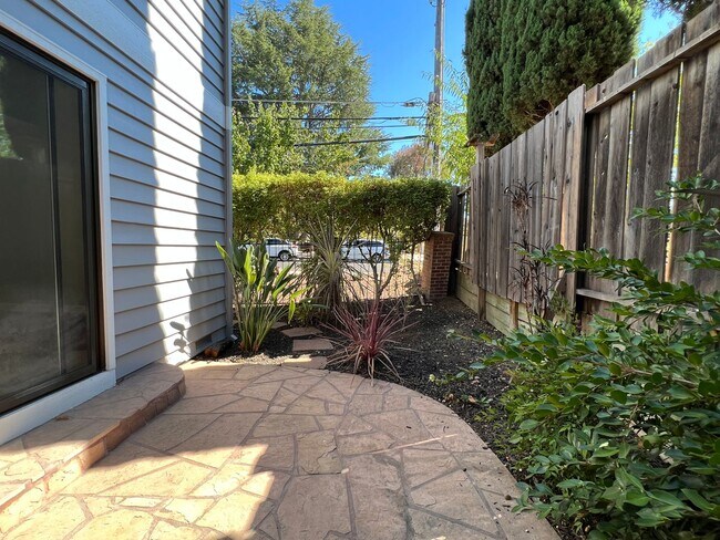 Building Photo - Chic Campbell End Unit Townhouse with 2 Bedrooms, Loft & 2.5 Baths