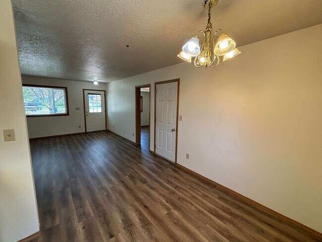 Building Photo - 727 Hendrickson Dr