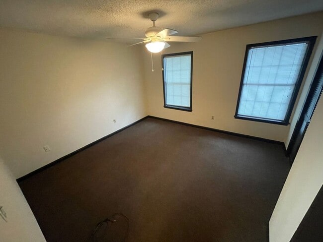 Building Photo - AVAILABLE FOR IMMEDIATE MOVE IN!