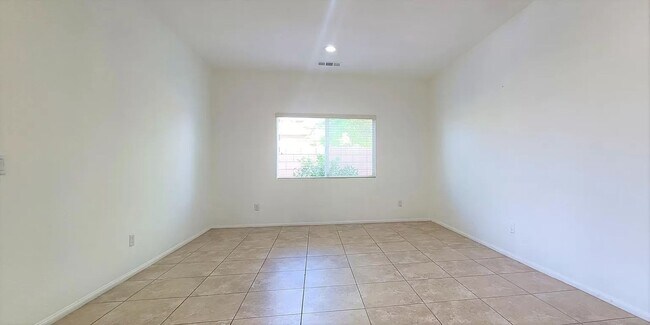 Building Photo - Hidden gem in prestigious community of Palm Desert - Convineant to access from everywhere.