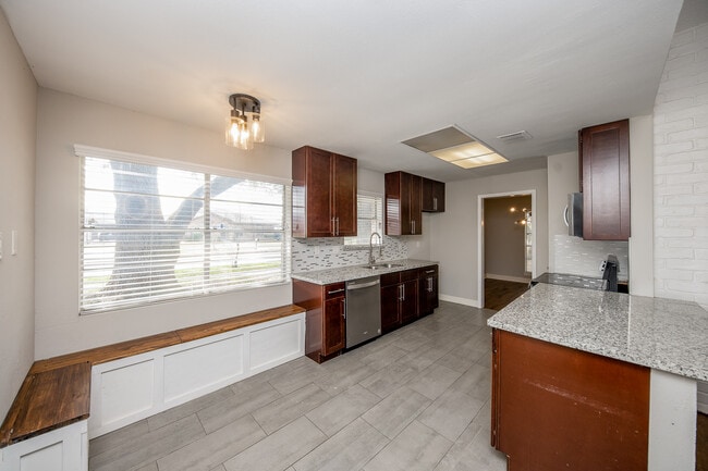 Building Photo - 451 Gentilly Dr