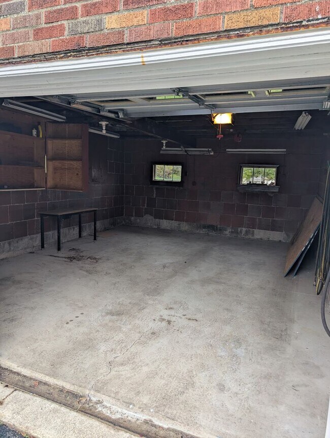 Building Photo - 3 Bd/1 Bath Home for Rent -- Available NOW!