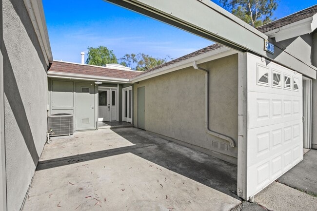 Building Photo - Recently renovated 3-bedroom 3 bath Laguna...