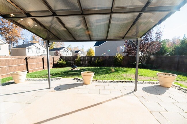 Building Photo - Beautifully 4-bedroom, 2.5-bathroom spacio...