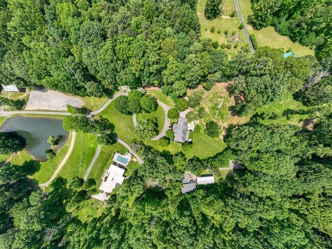 Building Photo - Spacious 6-Bedroom Furnished Home Near Asheville – Privacy, Comfort & Convenience!