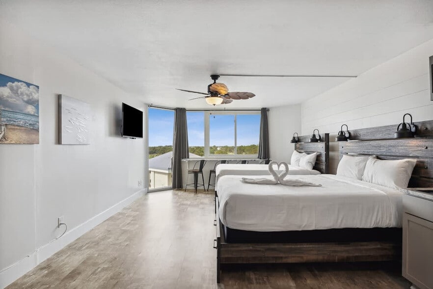 Building Photo - 8817 S Thomas Dr