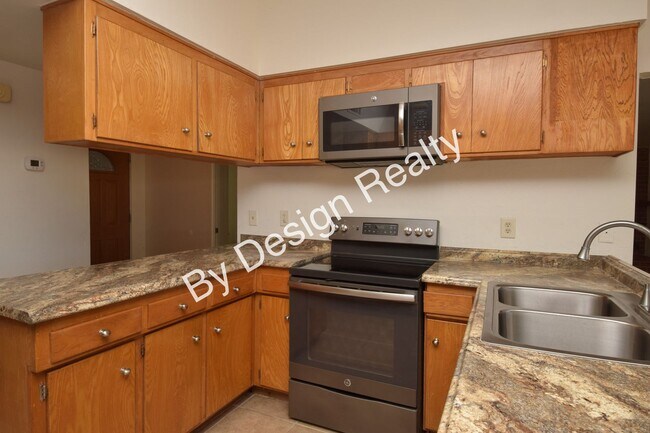 Building Photo - Spacious 3 Bed 2 Bath Eastside Home w/Huge Yard & Fireplace