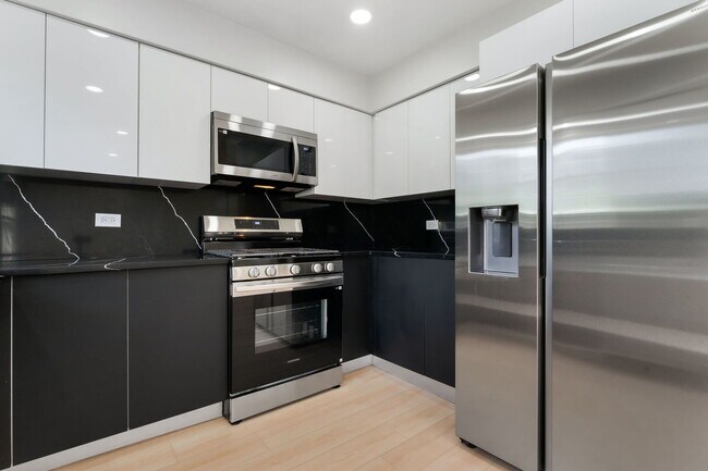 Building Photo - 6523 S Ellis Ave