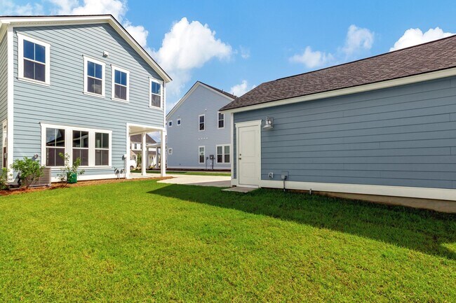 Building Photo - "Resort-Style Living Begins Right at Your ...