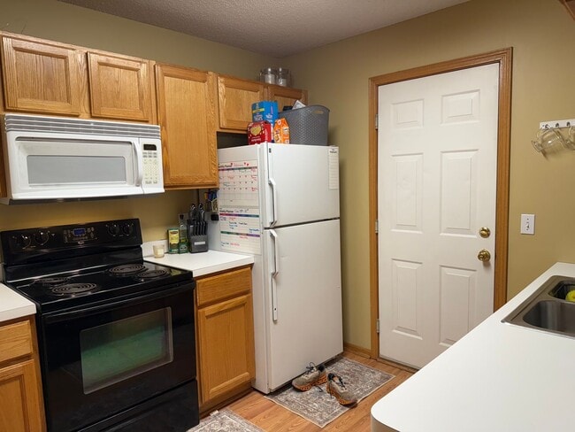 Building Photo - Charming 2BR Townhome in Desirable Cliff Lake Community