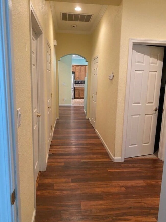 Building Photo - Huge 4 Bed 2 Bath + Den Golf Course Hom...