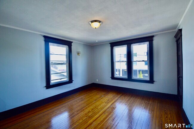 Building Photo - 48 Riverview Pl