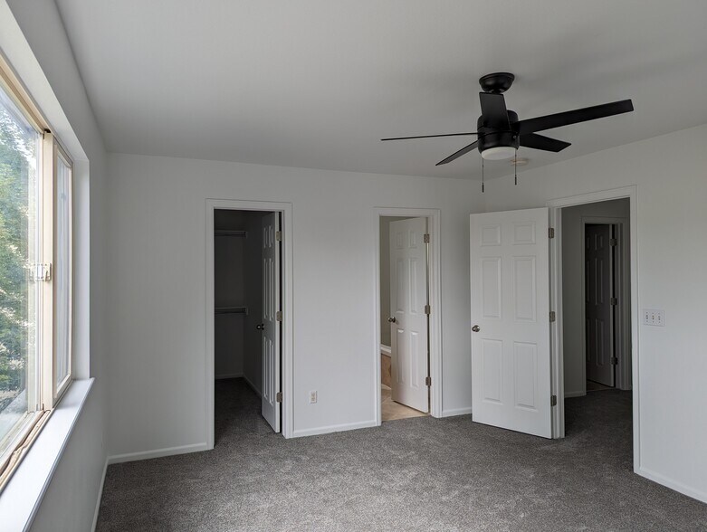 Building Photo - 9464 W Hinsdale Pl